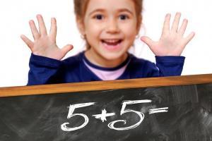 Foto: Kind zeigt 5+5 mit Händen
